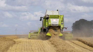 Stro-oogst in Frankrijk, landbouwmachines in actie op het platteland