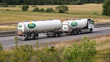Melkwagen van Arla Foods, vervoer van verse zuivel van boerderijen naar verwerkingslocaties