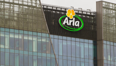 Arla-logo op kantoorgebouw in Polen, locatie van zuivelbedrijf