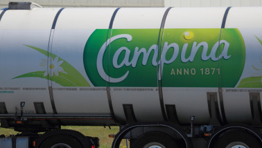 Melkwagen voor levering aan FrieslandCampina locatie, transport van verse zuivelproducten