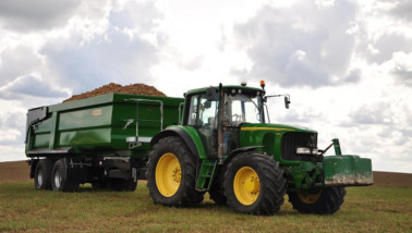 Een trekker met een bak vol aardappelen