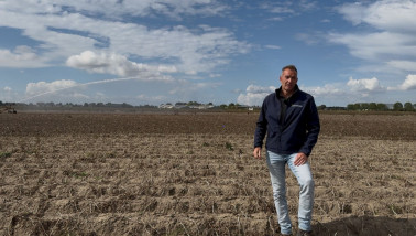 Een man staat in een akker