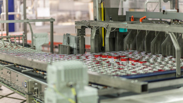 Blikjes gezoete zuivel op de band bij Hochwald Foods