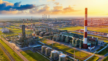 Raffinaderij in Rusland vanuit de lucht bezien tijdens de zonsondergang