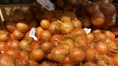 Uien worden in kleine zakjes te koop aangeboden in de Jumbo supermarkt