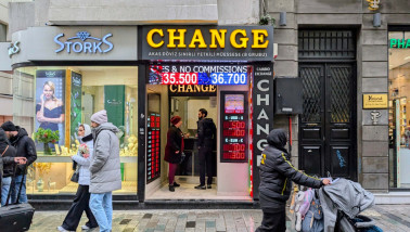 Istanbul, Turkije - 13 februari 2025 - Turks wisselkantoor in de straat Istiklal