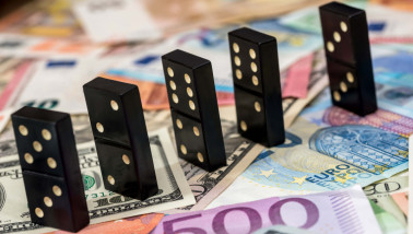 Dominostenen op euro- en dollarbankbiljetten.