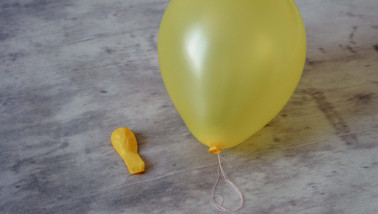 ballon opgeblazen ballon liggend op de vloer met een leeggelopen ballon ernaast