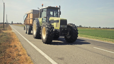 Trekker met aanhanger op de weg