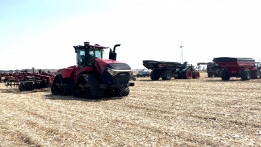 Case IH Steiger met schijveneg en twee overlaadwagens op maisstoppel in Amerika