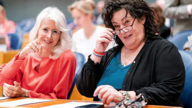 Mona Keijzer en Caroline van der Plas in de Tweede Kamer