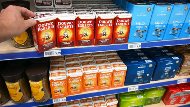 DRENTHE, NEDERLAND - 28 AUGUSTUS 2025: Douwe Egberts merk packs van gemalen filter koffie in de schappen van een Die Grenze outlet supermarkt.