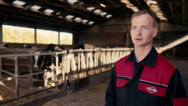 Melkveehouder Stijn Turrekens staat in de koeienstal