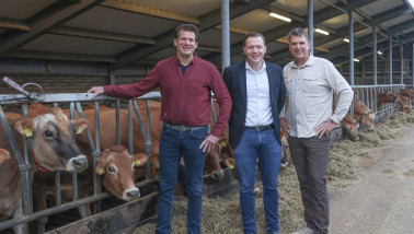 Peter van Drinkelaar en Harald Hoffmann (link en rechts) met Henk Jan Kos (midden) van kaashandel VanderSterre
