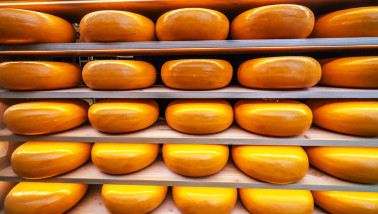 Kaas op houten planken
