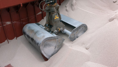 Uitladen van een schip met kunstmest