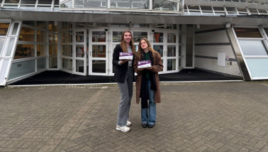 Twee studenten poseren voor hogeschool Van Hall Larenstein