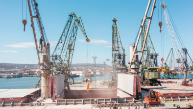 Schip wordt geladen in Oekraïne met graan