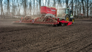 Zaaimachine aan het werk in Rusland