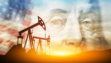 Oliepomp tegen de achtergrond van de Amerikaanse dollar en de Amerikaanse vlag.