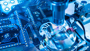 Microchip productieproces met moderne apparatuur in een halfgeleiderfabriek.