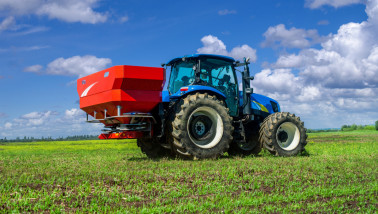 New Holland trekker met Rauch kunstmeststrooier