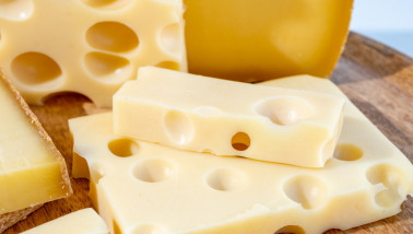 Harde Franse kazen comte en emmentaler, gemaakt van koemelk