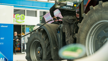 Trekker tankt diesel bij een Aral-pompstation in Noordrijn-Westfalen