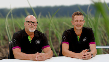 Twee mannen lachten voor de camera