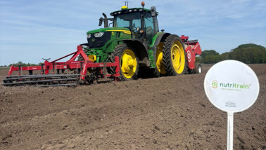 Tractor bereidt het veld voor tijdens een demonstratie van precisiebemesting met NutriTrain.