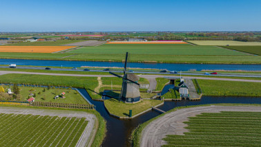 Drone foto Nederlands landschap met molen.