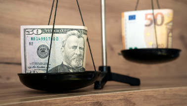 De groei van de dollar en de daling van de koers van de euro.
