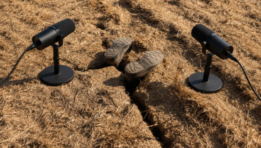 Een paar schoenen en twee microfoons in de akkerbouwklei