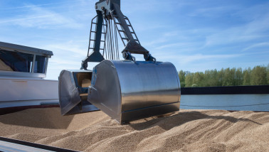 Binnenvaartschip met sojaschroot.
