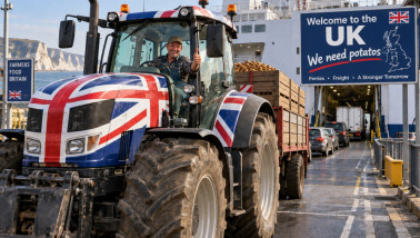 Britse boer rijdt met een met de Union Jack versierde tractor vol aardappelen een veerboot op naar het Verenigd Koninkrijk.