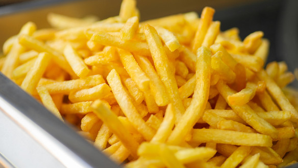 Verse aardappelen verwerkt tot frites, voedselproductie