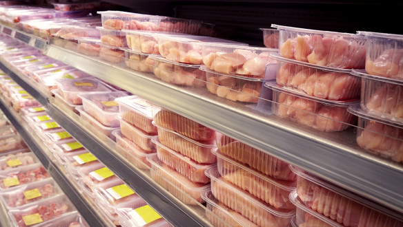 Vleesschap in de supermarkt met verschillende soorten kipvlees, verpakt en klaar voor verkoop