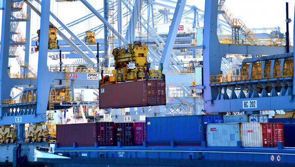 Zeecontainers gestapeld op een zeeschip.