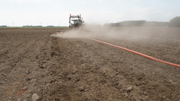 Sleepslangen op landbouwgrond voor het emissiearm uitrijden van drijfmest.