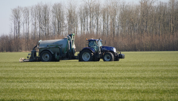 Bemesting van land, verspreiding van voedingsstoffen voor betere groei
