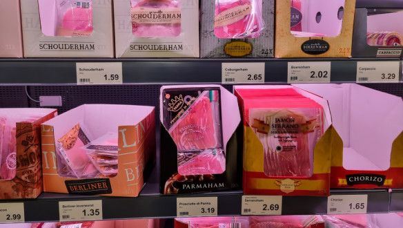 Verpakt vlees uitgestald in het koelschap van de supermarkt.