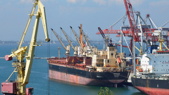 Vrachtschip dat in de haven van Odessa wordt geladen met 50.000 ton tarwe.