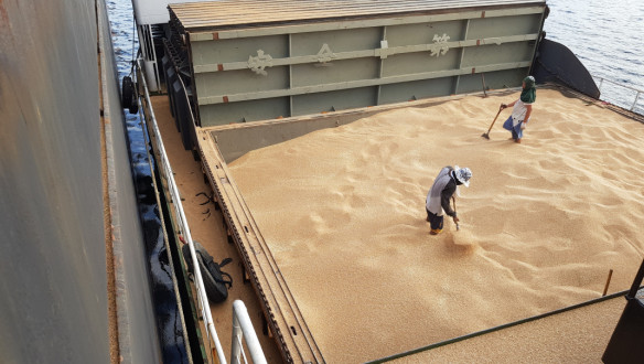 Graan dat wordt geladen in een vrachtschip voor transport over water.