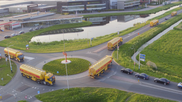 Vrachtwagens van diervoederbedrijf Gebr. Fuite die veevoer in Nederland vervoeren