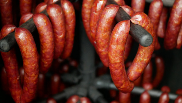 Gerookte worsten van vlees, traditionele productie en verwerking van worst