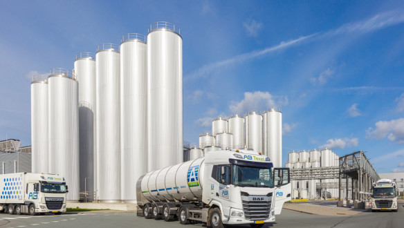 Vrachtauto van A-ware Food Group bij de locatie in Heerenveen.