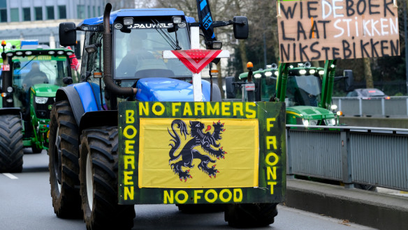 Boerenprotest in België met demonstrerende boeren en landbouwvoertuigen.