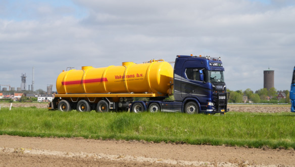 Gele vacuümtankwagen voor mesttransport
