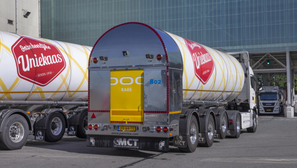 Melkwagen van DOC Kaas vervoert verse zuivelproducten van boerderijen naar verwerkingsfabrieken