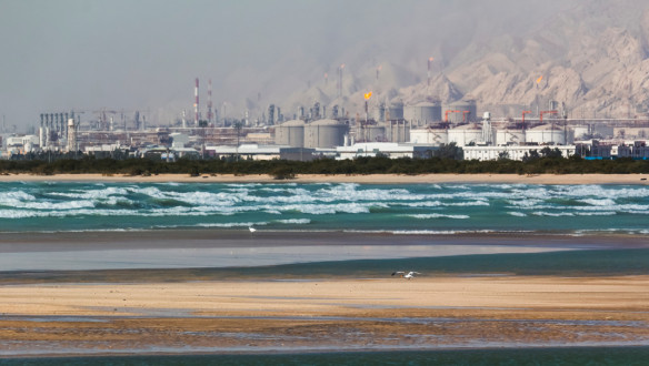 Olie-raffinaderij in Iran, industriële installatie voor de verwerking van ruwe olie